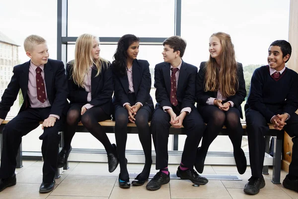 Grupo Adolescentes Escolares Sentados Corredor — Fotografia de Stock