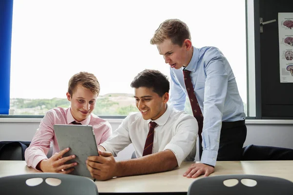 Adolescentes Meninos Sentados Mesa Com Tablet Digital — Fotografia de Stock