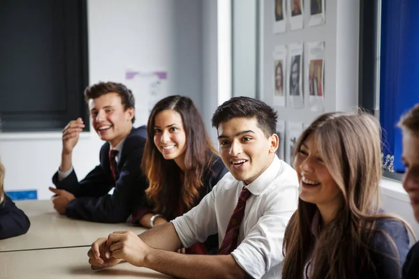 Adolescents Assis Des Bureaux Dans Salle Classe — Photo