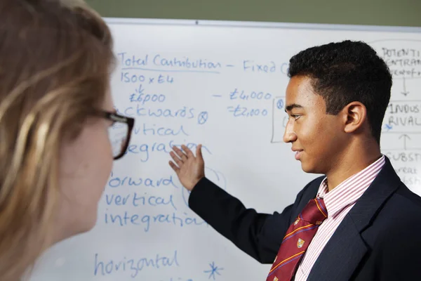 Écolier Présentant Des Idées Classe — Photo