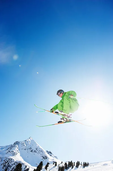 Esquiador Saltando Aire —  Fotos de Stock