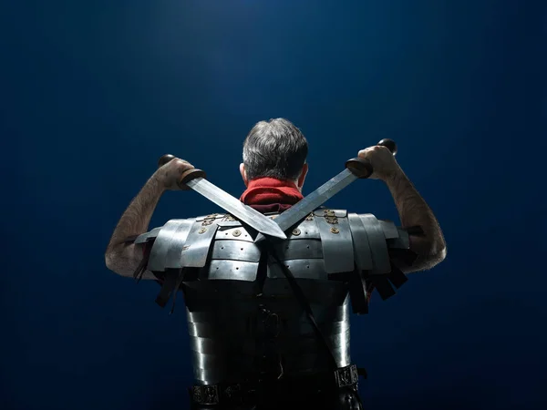 Rückansicht Eines Mannes Rüstung Mit Gekreuzten Schwertern — Stockfoto