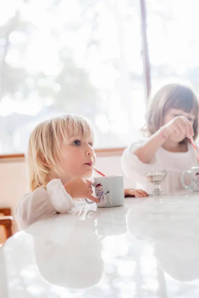 Niños Tomando Desayuno Mesa — Foto de Stock