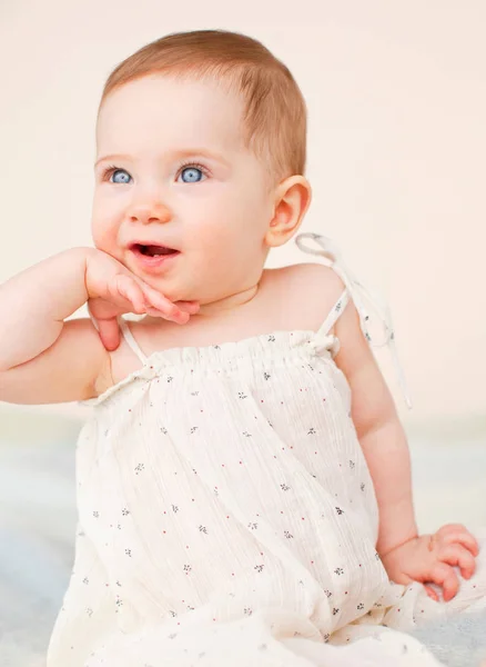 Primer Plano Cara Curiosa Niña —  Fotos de Stock