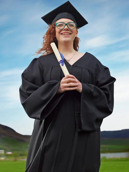 Leende Examen Innehar Diplom — Stockfoto