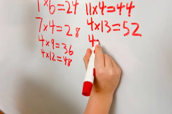 Matematik Problemi Üzerinde Çalışan Öğrenci — Stok fotoğraf