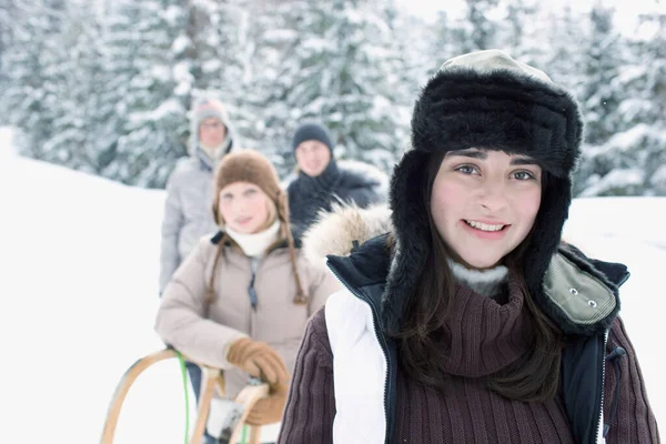 Nastolatki Zimowym Krajobrazie — Zdjęcie stockowe