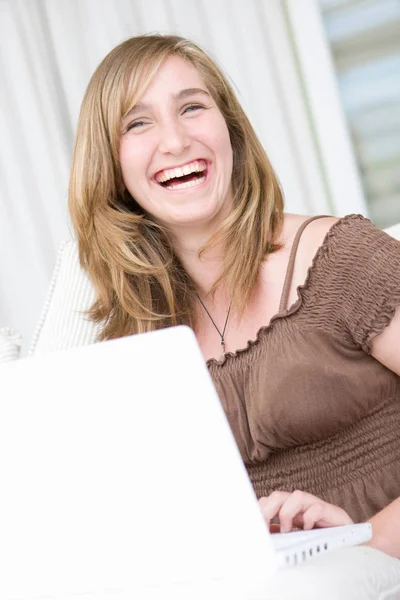 Menina Adolescente Computador Portátil — Fotografia de Stock