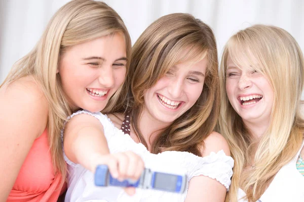 Три Девочки Подростка Мобильном Телефоне — стоковое фото