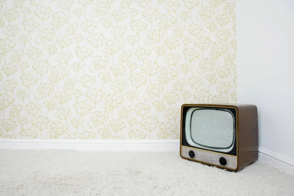 Retro Telewizor Rogu Pokoju Wzorzystej Tapety — Zdjęcie stockowe