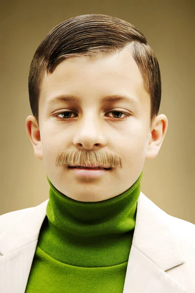 Jeune Garçon Habillé Costume Beige Avec Fausse Moustache — Photo