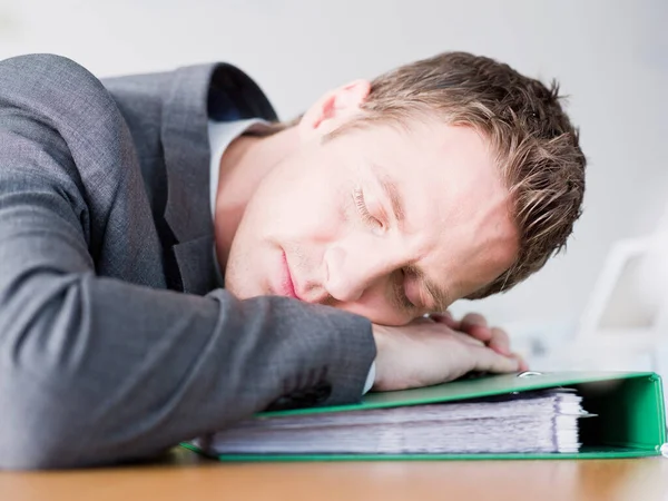 Man Sover Fil — Stockfoto