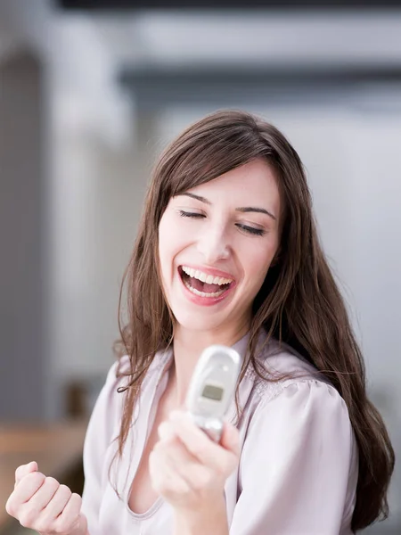 Mujer Sonriendo Teléfono — Foto de Stock