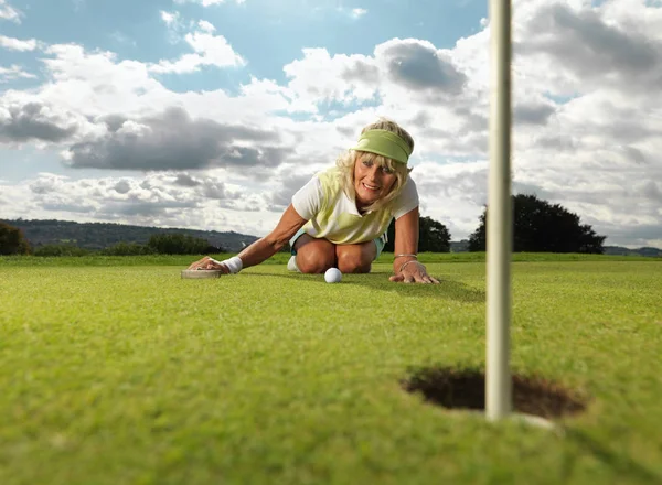 Reife Dame Spielt Golf — Stockfoto