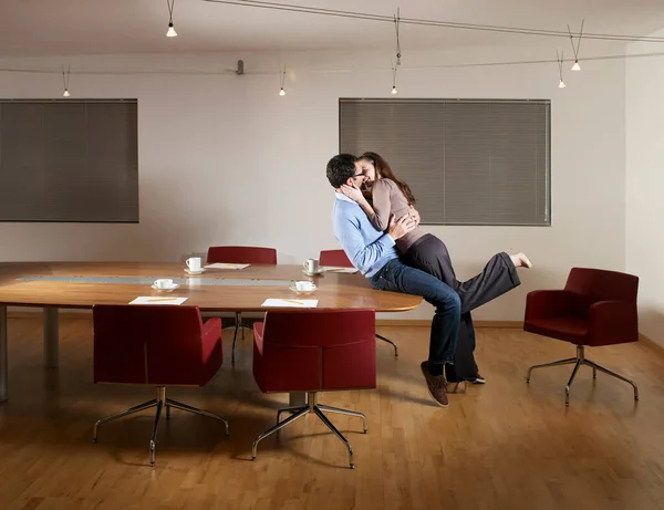 男と女がオフィスでキス — ストック写真