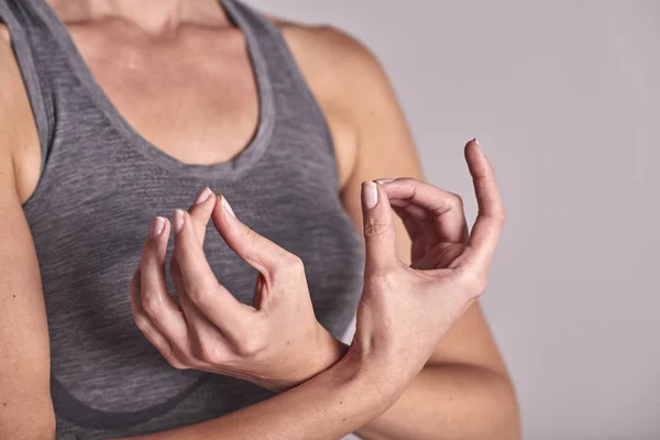 Gehakt Schot Van Vrouw Mediteren Met Vingers Bij Elkaar — Stockfoto