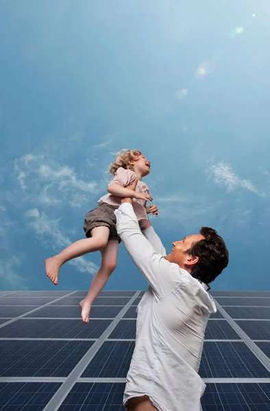 Man Daugther Front Solar Panel — Stock Photo, Image
