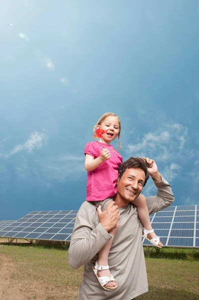 Man Daugther Front Solar Panel — Stock Photo, Image