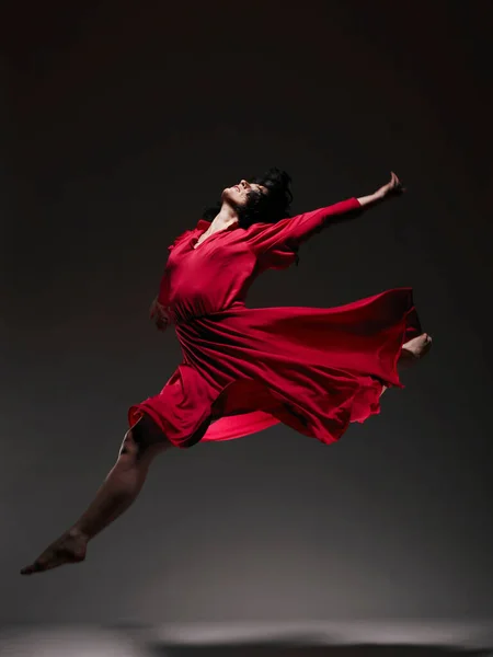 Γυναίκα Κόκκινο Φόρεμα Χορεύει Κάτω Από Φως — Φωτογραφία Αρχείου