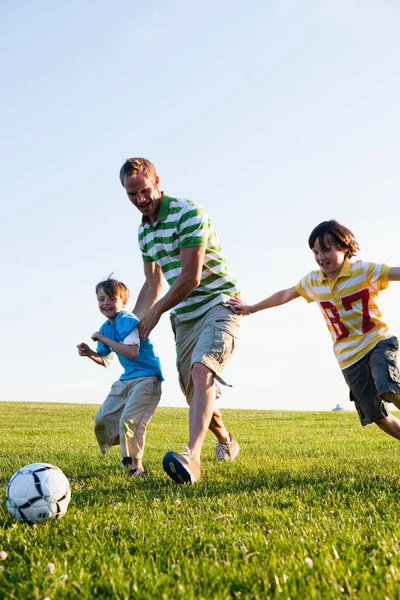 Padre Dos Hijos Jugando Fútbol — Foto de Stock