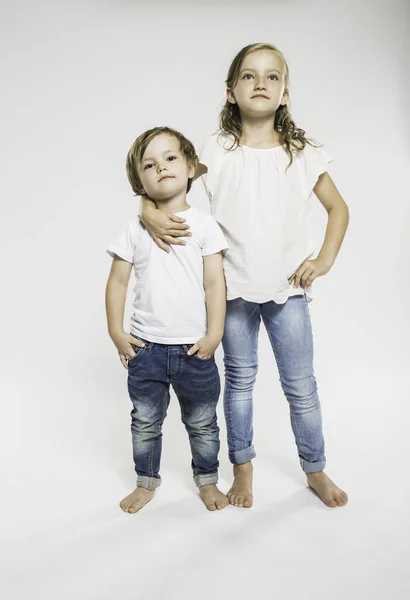 Retrato Estudio Chica Confiada Con Brazo Alrededor Hermano —  Fotos de Stock