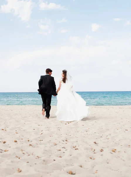 Novia Novio Corriendo Por Playa — Foto de Stock