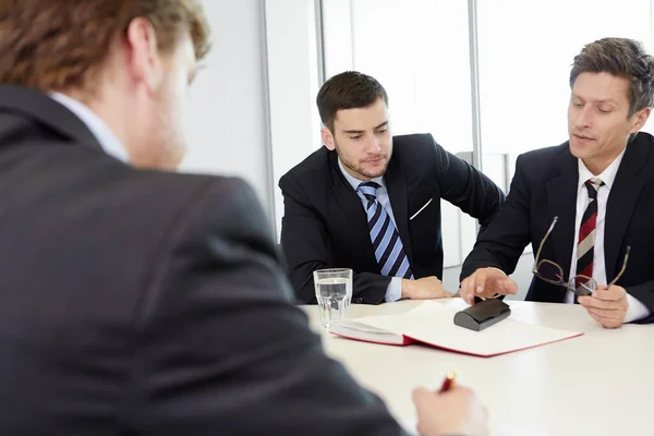 Empresários Sentados Torno Mesa Conferência Tendo Reunião — Fotografia de Stock