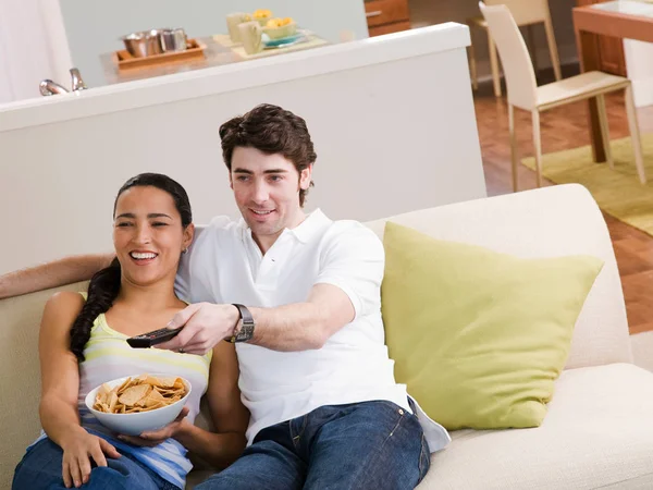 Casal Sentado Sofá Assistindo — Fotografia de Stock