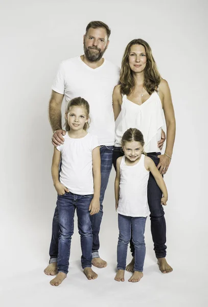 両親と2人の娘のスタジオ肖像 — ストック写真