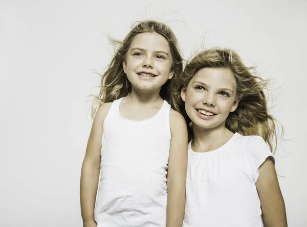 Retrato Estudio Dos Hermanas Con Pelo Rubio Flyaway —  Fotos de Stock