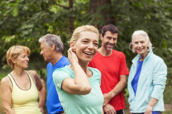 Grupo Adultos Aire Libre Sonriendo — Foto de Stock