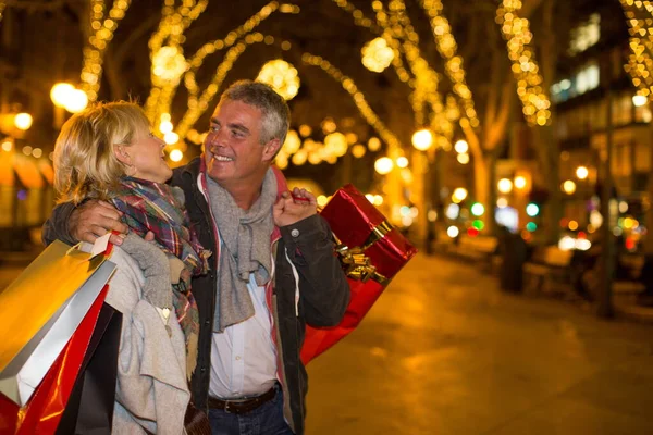 Parejas Maduras Llevando Compras Navidad Avenida Arbolada Mallorca España —  Fotos de Stock