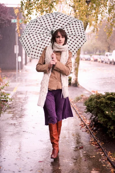 Mujer Caminando Bajo Lluvia Bajo Paraguas — Foto de Stock