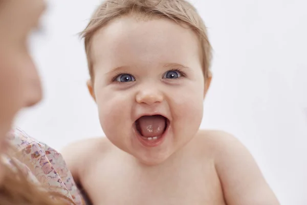 Moeder Houdt Baby Meisje Baby Meisje Lacht — Stockfoto