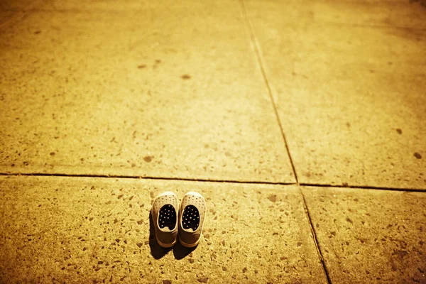 Paire Chaussures Bébé Sur Sol — Photo