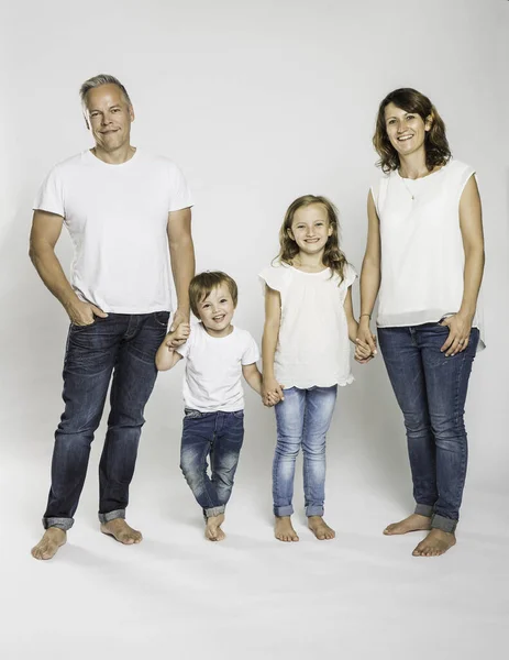 Studio Portret Rodziców Trzymających Się Ręce Synem Córką — Zdjęcie stockowe