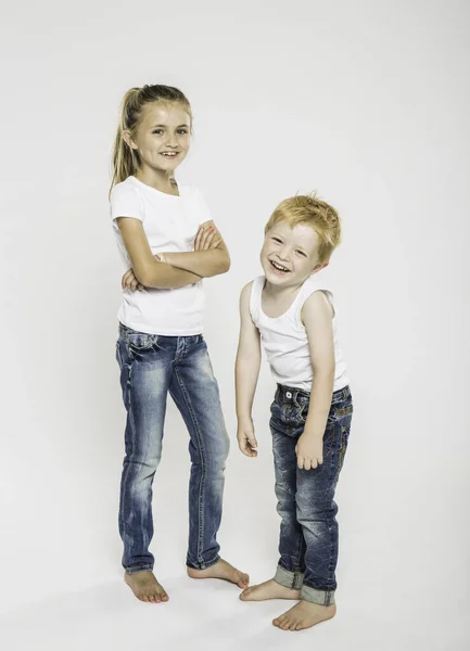 Estudio Retrato Chica Con Los Brazos Cruzados Hermano —  Fotos de Stock