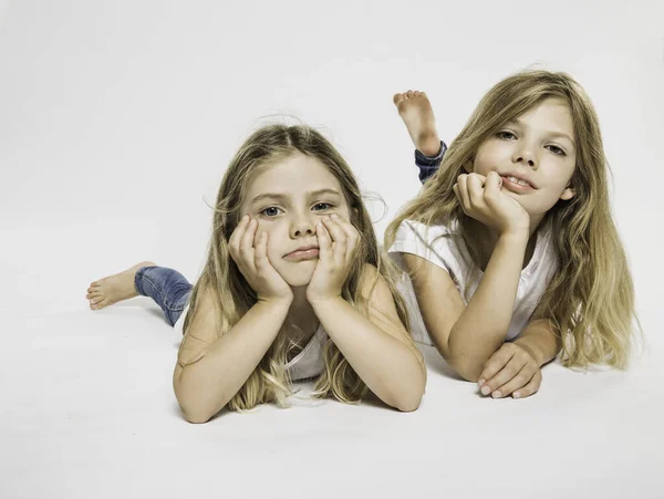 Retrato Estudio Dos Hermanas Acostadas Frente —  Fotos de Stock