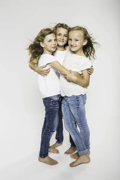 Retrato Estudio Tres Chicas Abrazándose —  Fotos de Stock