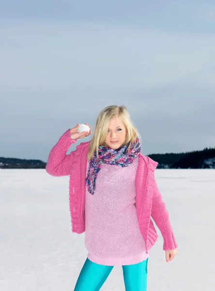 Flickan Med Snö Boll — Stockfoto