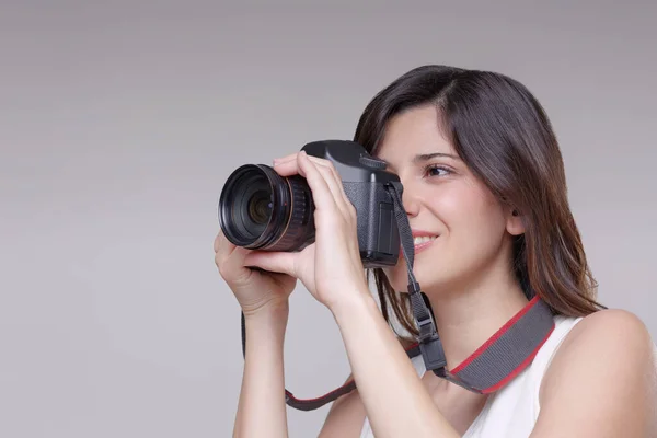 Jeune Femme Prenant Des Photos Avec Appareil Photo Reflex Numérique — Photo