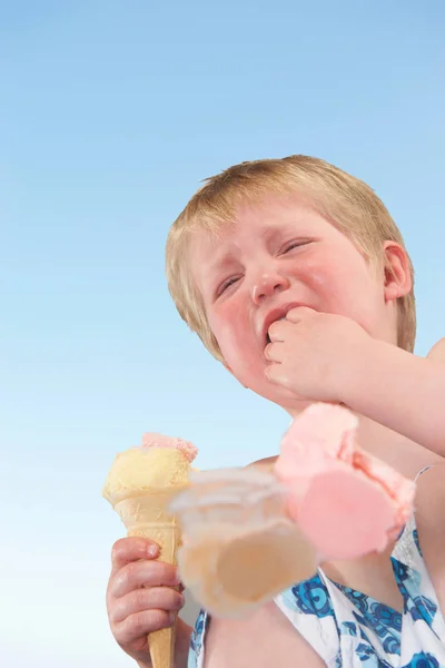 Garçon Pleurs Avec Crème Glacée — Photo