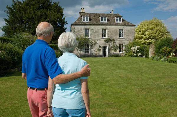 Older Couple Standing Backyard — Stock Photo, Image