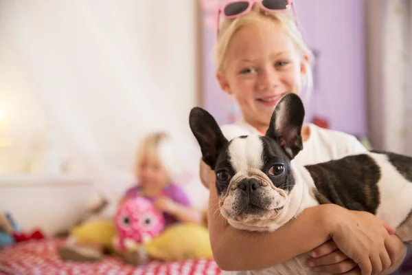 女の子の肖像画とかわいい犬でベッドルーム — ストック写真
