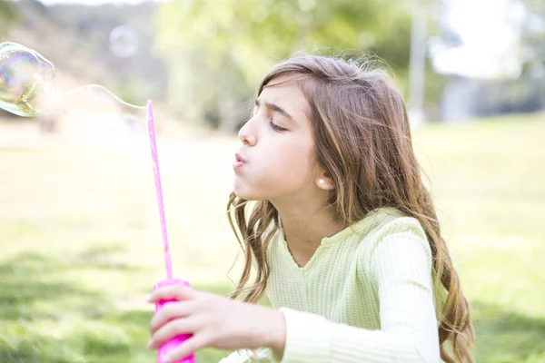 Meisje Waait Bubbels Park — Stockfoto