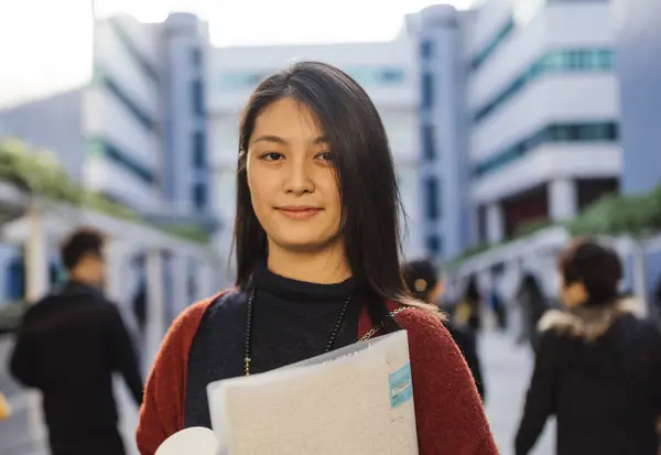 Retrato Una Mujer Joven Sosteniendo Cuaderno Mirando Cámara — Foto de Stock