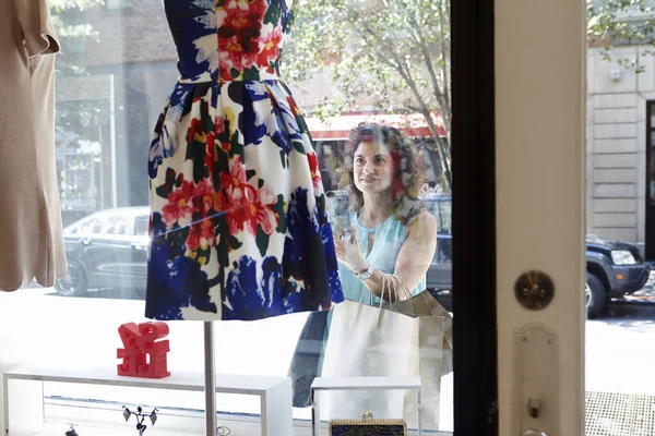 Ώριμη Γυναίκα Ψάχνει Στο Παράθυρο Της Μπουτίκ Μόδας — Φωτογραφία Αρχείου