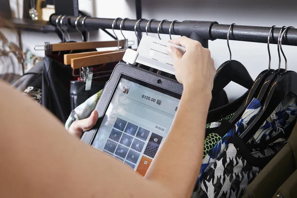 Mujer Madura Usando Tableta Digital Para Cargar Tarjeta Crédito Del — Foto de Stock