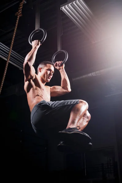 Man Using Suspended Rings Gym — Stock Photo, Image