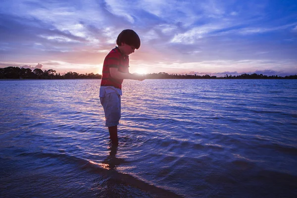 Niño Joven Remando Mar Puesta Sol —  Fotos de Stock
